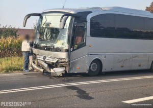 Autobus z dziećmi zmiótł osobówkę nowawies02
