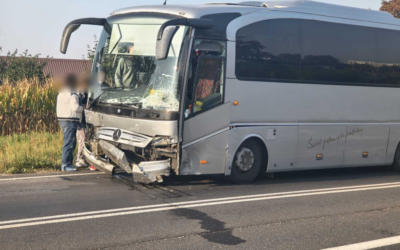 Autobus z dziećmi zmiótł osobówkę
