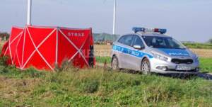 Tragiczne odkrycie. Nie żyje 29-letni mieszkaniec. Policja zatrzymała jedną osobę parawan-policja-wypadek-droga-pleszew24-info-kopiowanie-h