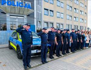 W południe zatrzymali się, by oddać hołd. Policjanci z Ostrowa uczcili pamięć Natana Sieronia policja-hold01