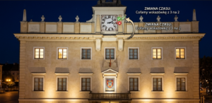 Dzisiaj zmiana czasu. Dlaczego się to robi? Czy to ma sens? zmiana-czasu-ratusz2026