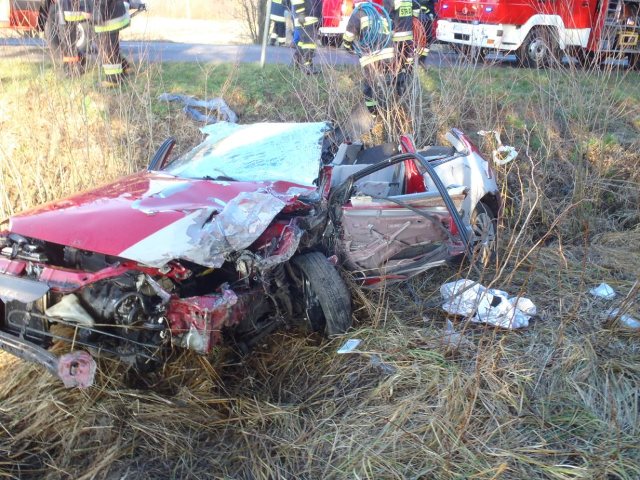 Wypadek. Musieli odciąć dach osobówki