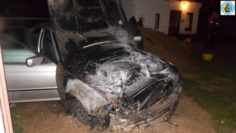 Spłonęło podpalone BMW