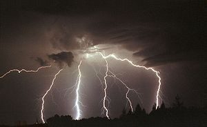 Nocna nawałnica nad regionem. Strażacy interweniowali kilkanaście razy, były pożary od uderzeń pioruna burza-piorun.jpg