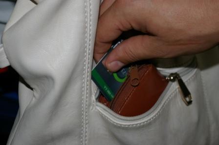 Płacił znalezioną kartą. Teraz ma kłopoty