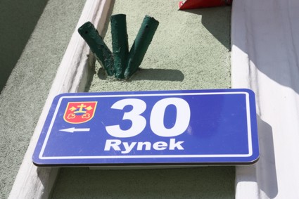 Nowe tabliczki na kamienicach