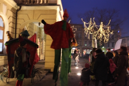 Parada Teatru Kubika na ostrowskim Rynku