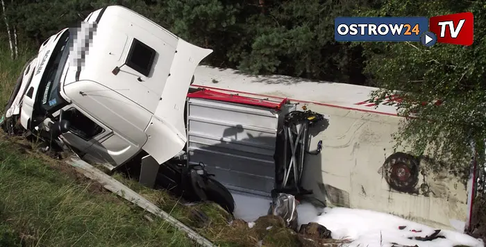 Scania spadła z wiaduktu